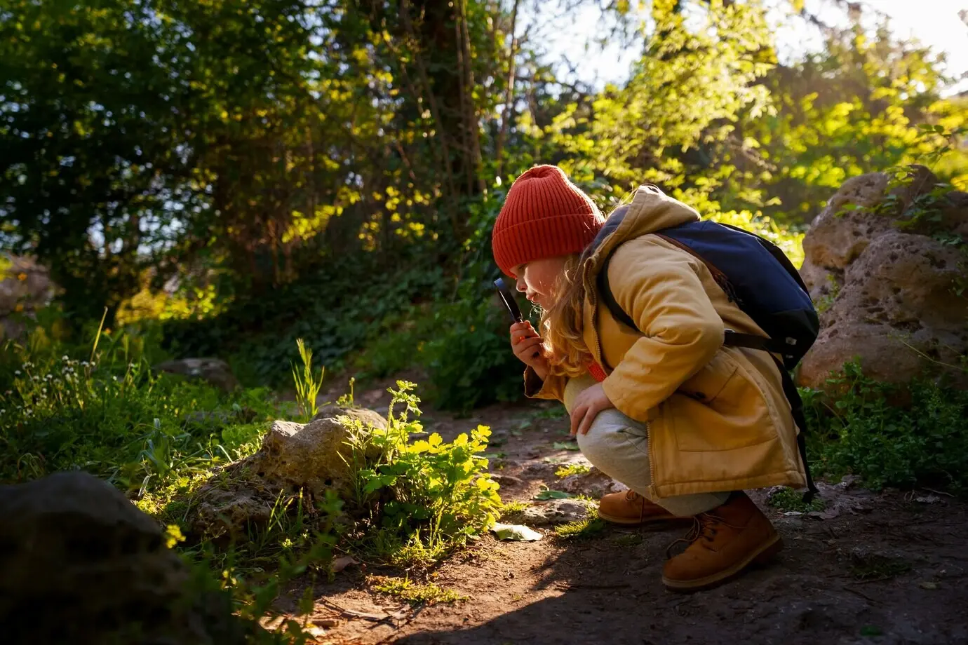 Ganzkörperaufnahme eines Mädchens, das die Natur erkundet.